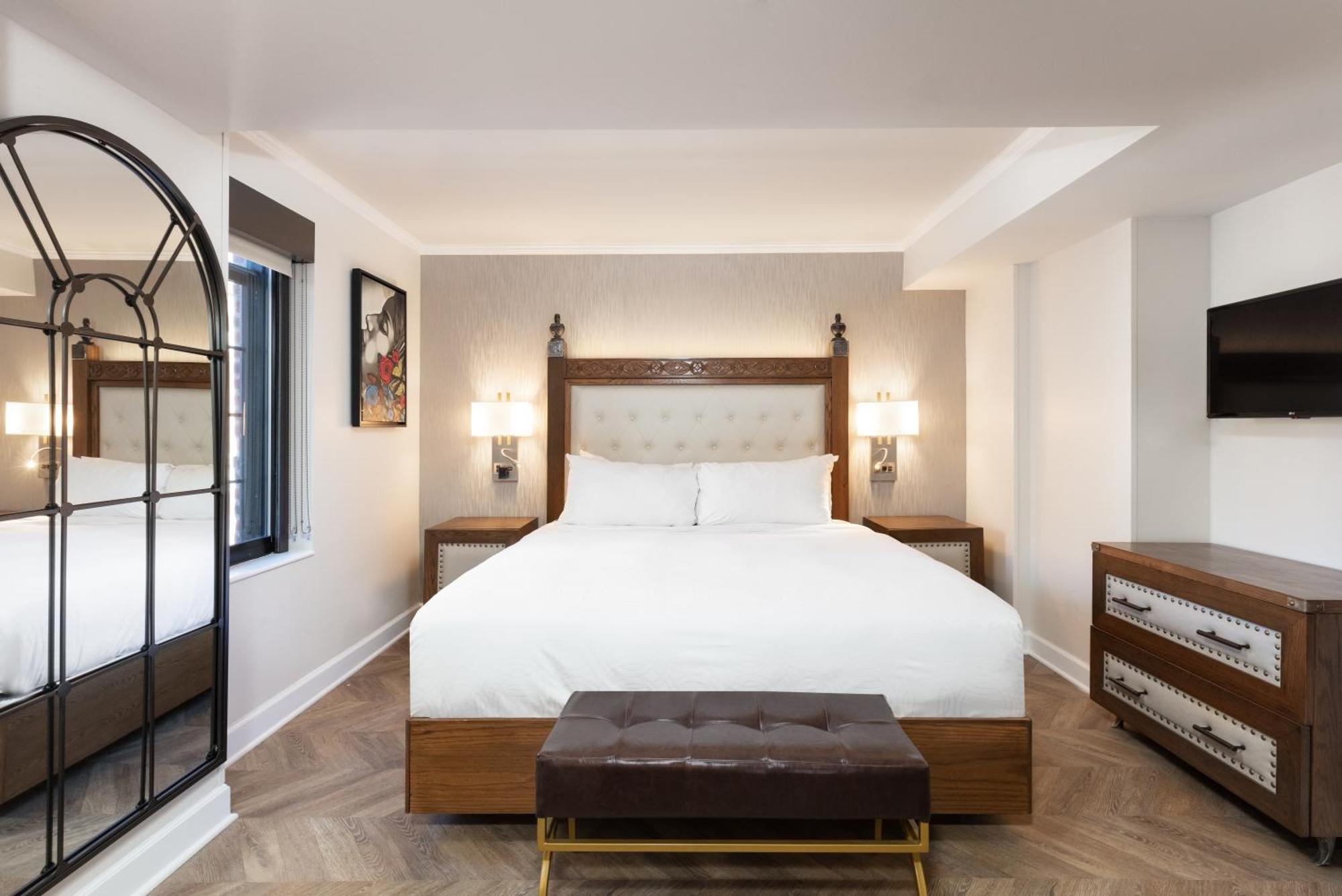 Luxe One Bedroom King Balcony Suite