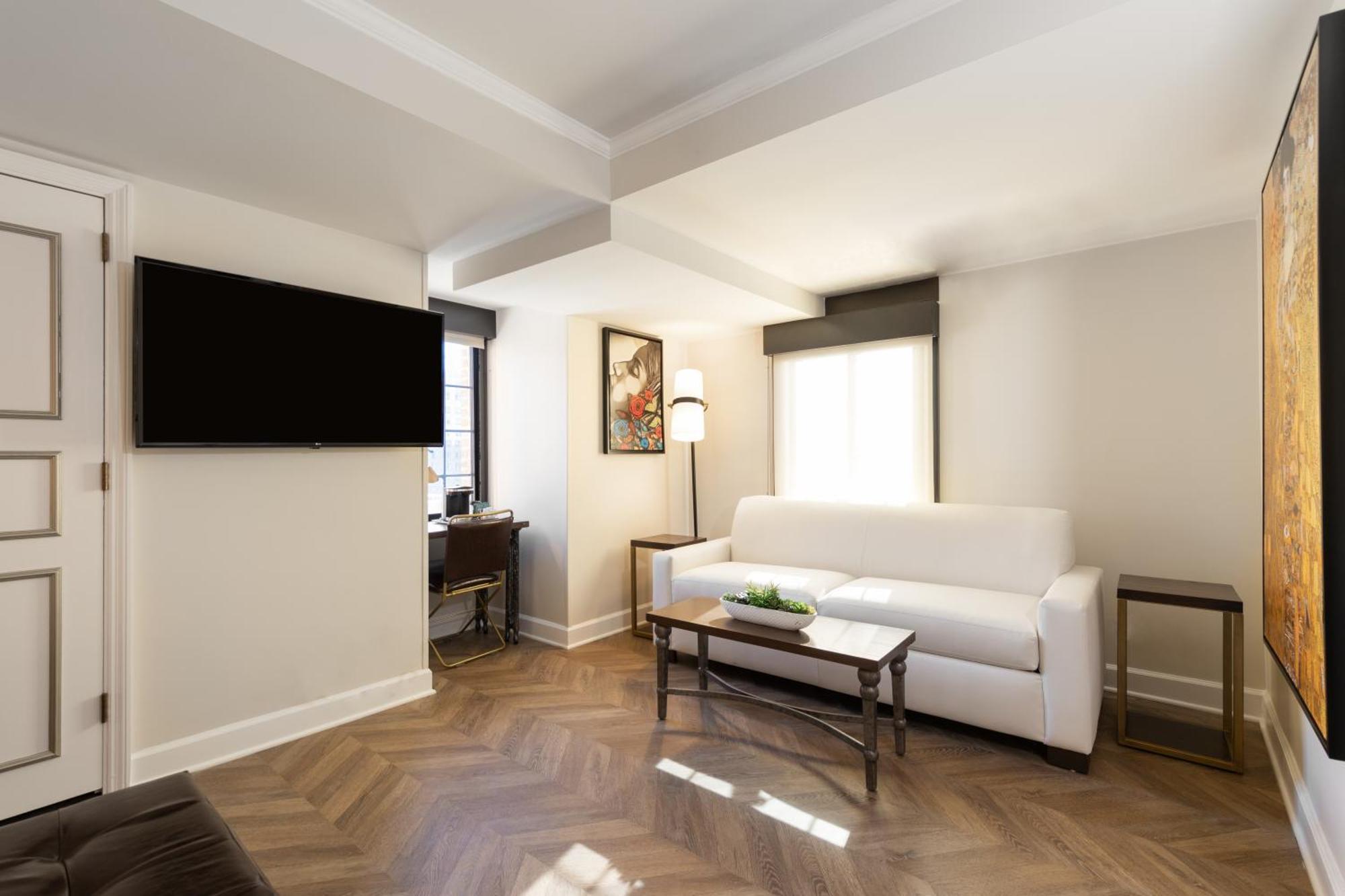 Luxe King Suite